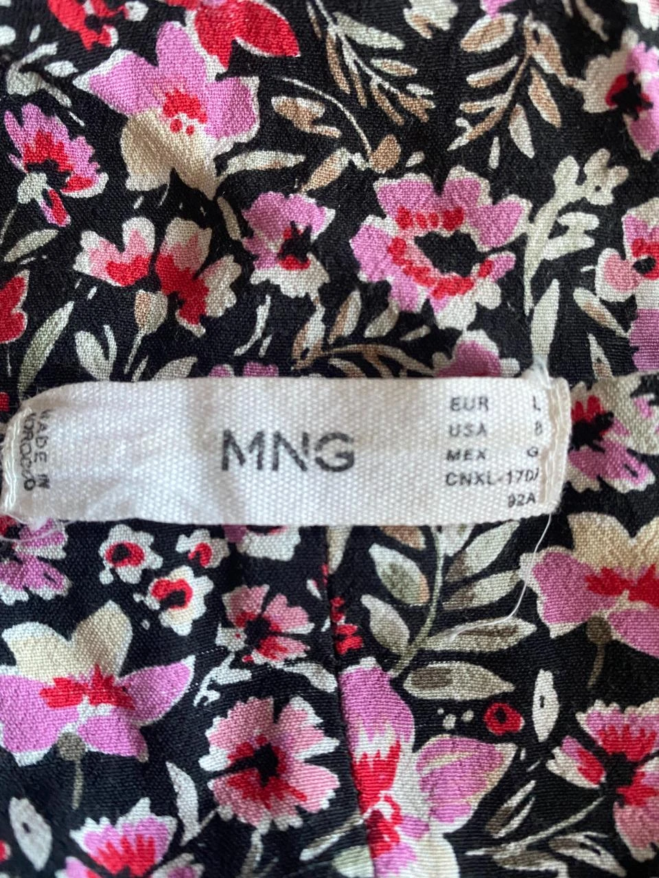 Vestido largo Mango T40 negro con flores rosas y fúcsia – tirantes finos, abertura lateral – photo 9